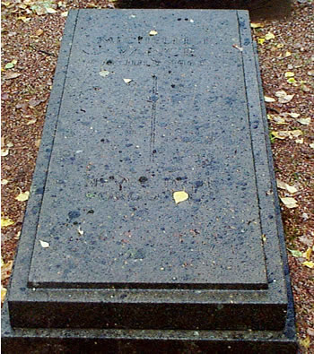 Original headstone prior to replacement in 2002<br>(Photo by Trevor Heavens)