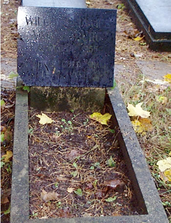 Original headstone prior to replacement in 2002<br>(Photo by Trevor Heavens)