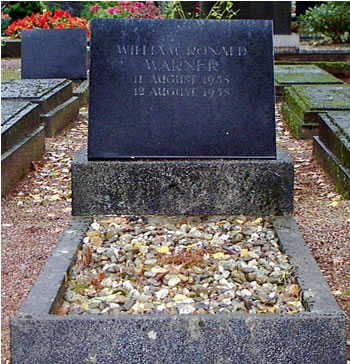 Original headstone prior to replacement in 2002<br>(Photo by Trevor Heavens)