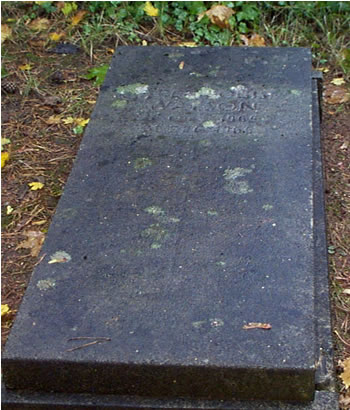 Original headstone prior to replacement in 2002<br>(Photo by Trevor Heavens)