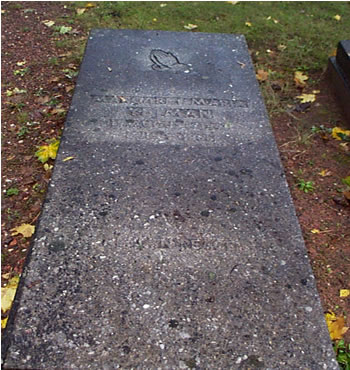 Original headstone prior to replacement in 2002<br>(Photo by Trevor Heavens)