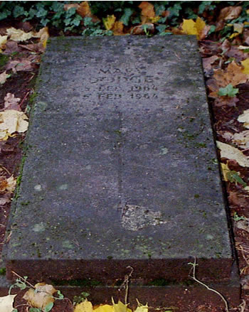 Original headstone prior to replacement in 2002<br>(Photo by Trevor Heavens)