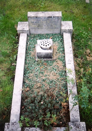 Original headstone prior to replacement in 2005