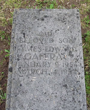 Original headstone prior to replacement in 2005