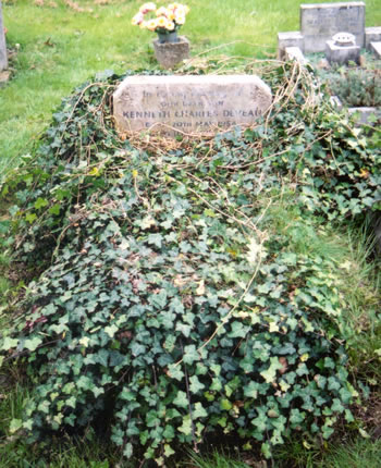 Original headstone prior to replacement in 2005