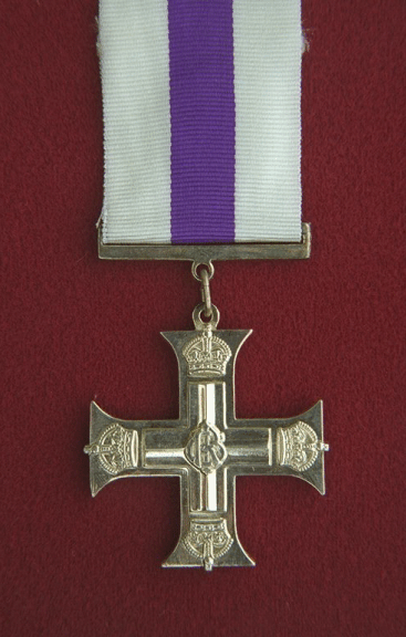 Croix militaire. Une croix de Saint Louis unie de 1,75 po d'envergure