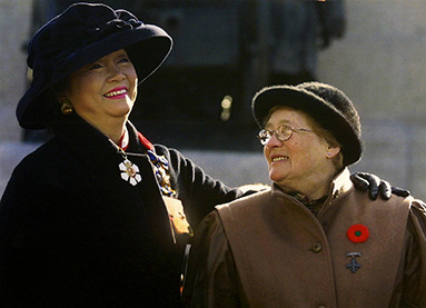 La Mère nationale de la Croix du Souvenir (Croix d’argent) Ina Galvin et la gouverneure générale Adrienne Clarkson 
