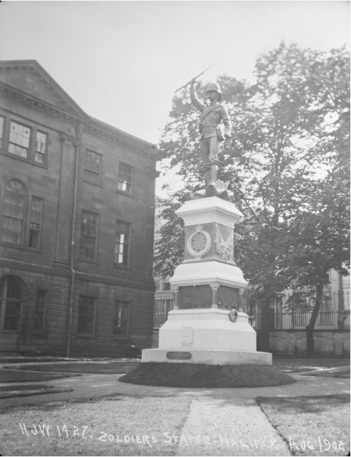 Photo de la statue d’un soldat sud-africain par H.J. Woodside, dans la cour de la Province House, août 1902.