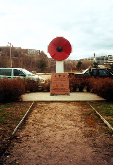 Le cénotaphe du parc des Pionniers avant 2013.