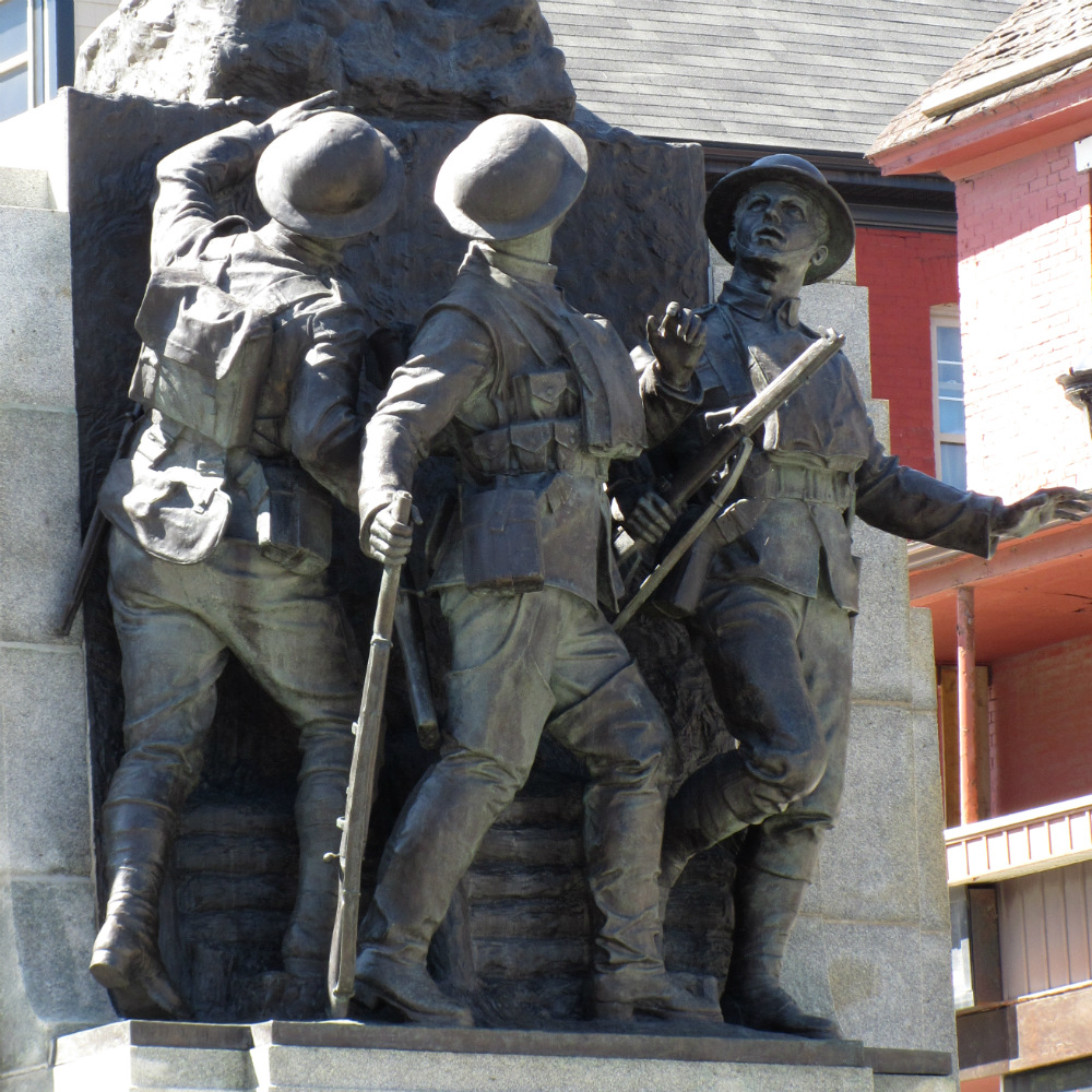 Statues de soldats canadiens dans les tranchées lors de la Première Guerre mondiale.