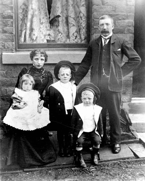 Photo of Harold Hartley and family