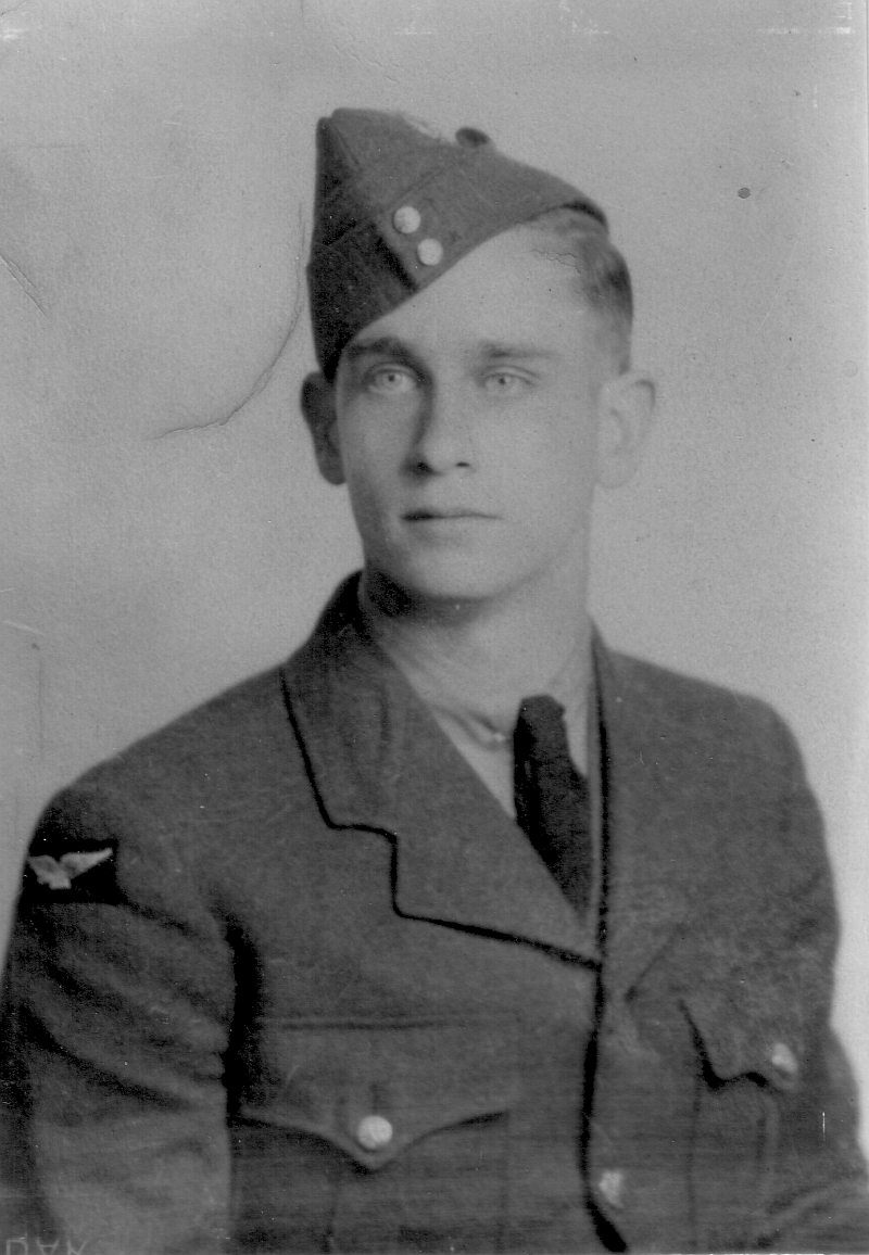 Photo of Flight Sergeant Arthur James Henderson.