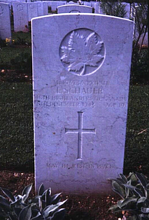 Headstone of Lester Schauer