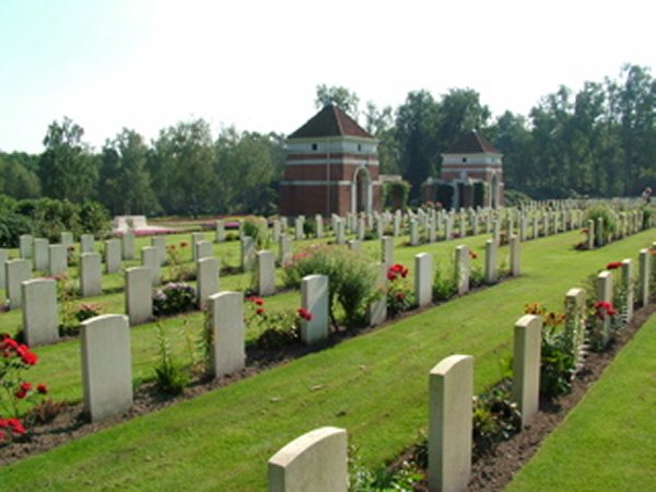Holten Canadian War Cemetery (1)