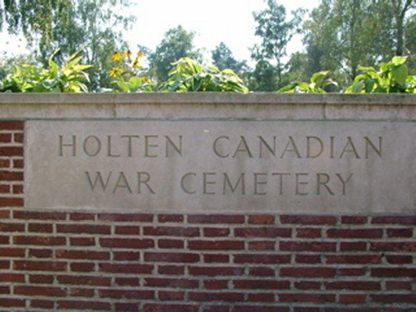 Holten Canadian War Cemetery (2)