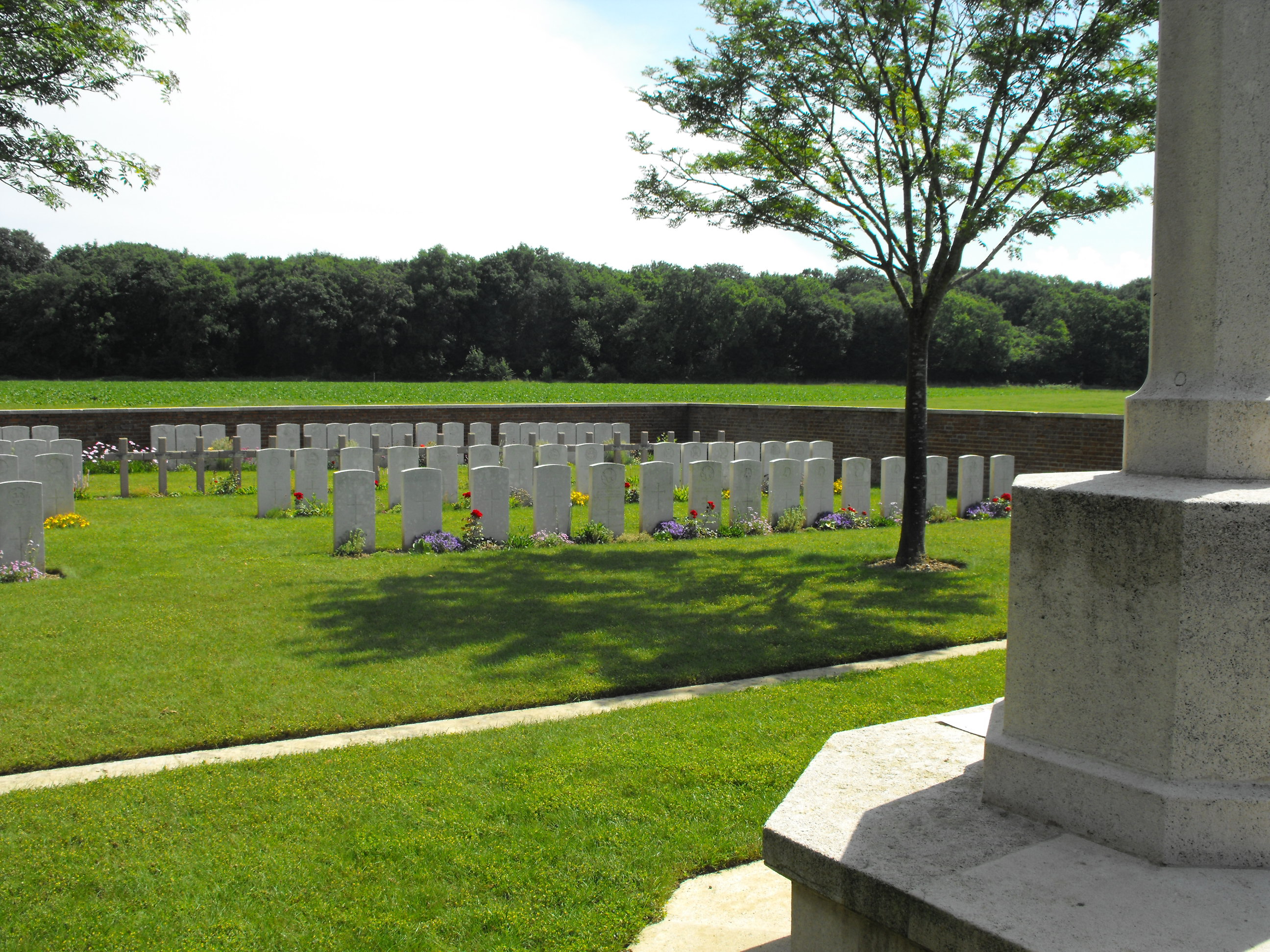 Hangard Wood Cemetery
