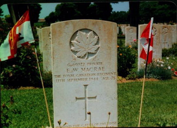 Gravestone of Earl W. MacRae