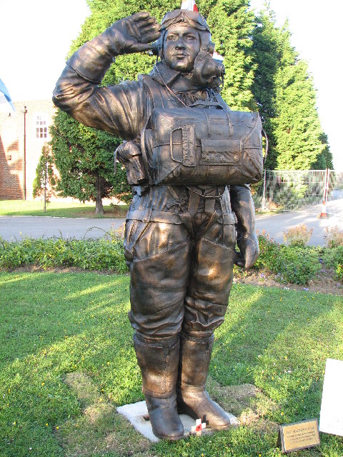 Photo of Andrew Mynarski Statue