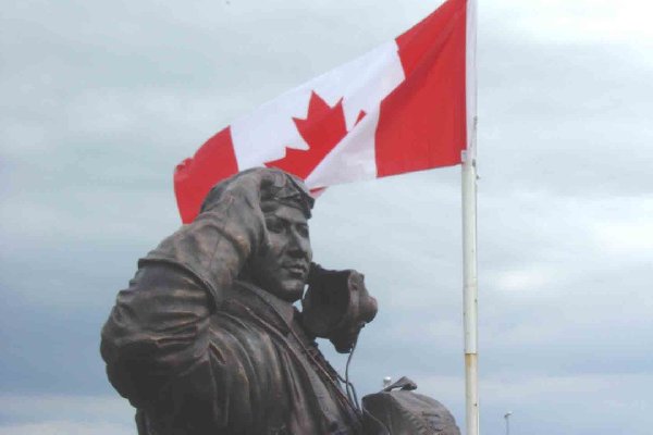 Statue of Andrew Mynarski