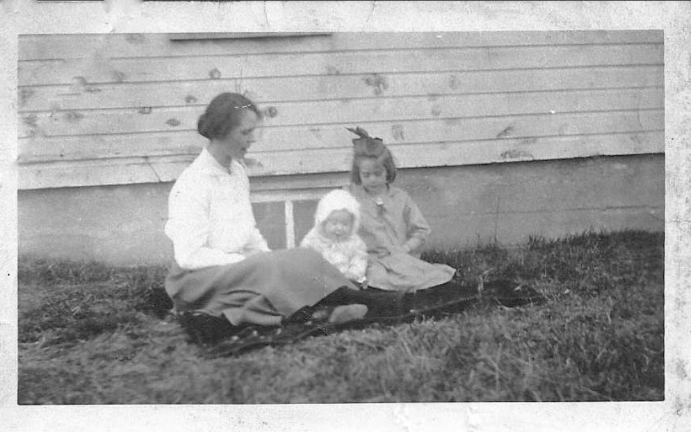 Photo of Ella, Billy (William) and Jean.