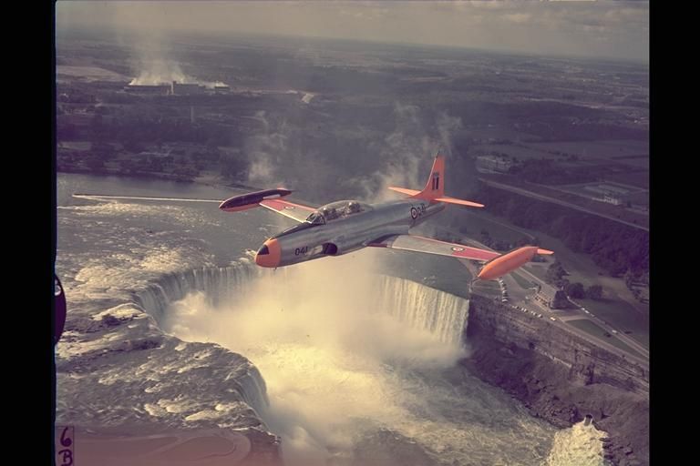 Doug Bing in flight over Niagara Falls